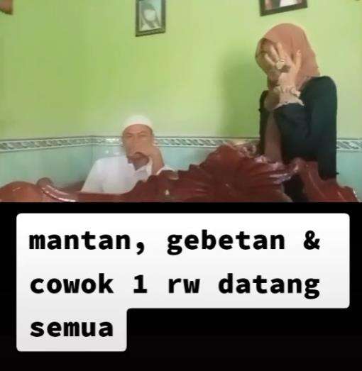 Namun gadis ini malah salah tingkah kedatangan cowok 1 RW.