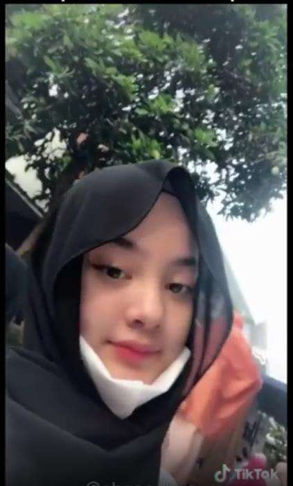 Satu kompleks ceweknya cantik-cantik.
