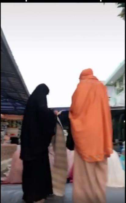 Lagi mau sholat Idul Fitri di jalan kompleks perumahan.