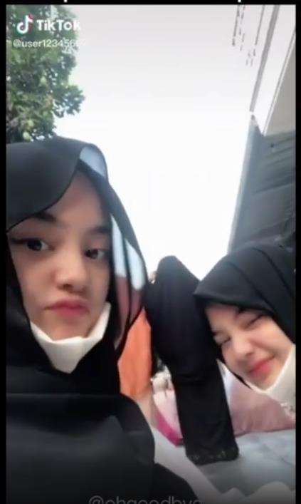 Bikin ekspresi jelek tetep cantik.