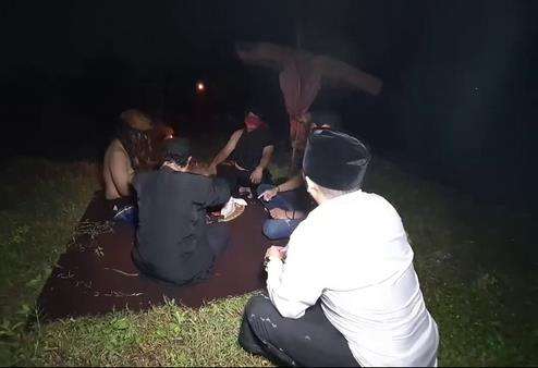 Kang Ujang (berpeci dan berbaju koko) menemui para dukun.