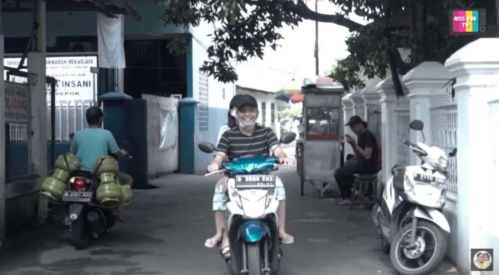 Ayu Dibonceng Ayahnya ke Pasar