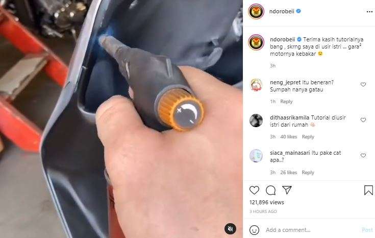 Pria ini bakar motor demi cat motor kembali mulus.