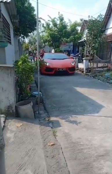 Ferrari masuk kampung.