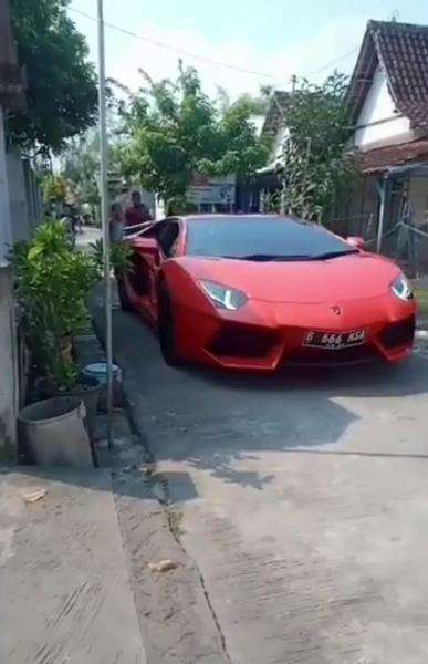 Anak-anak tampak riang gembira mengejar di belakang.