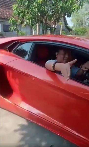 Meski pakai mobil mewah tetap merendah.