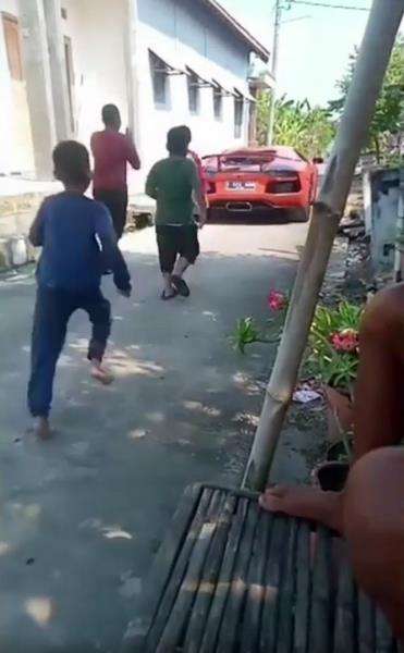 Indahnya sikap ramah dan tidak sombong.