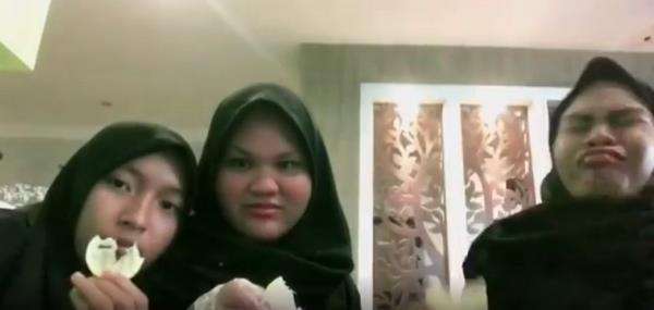 Sementara dua temannya sukses dengan tantangan makan lemon tanpa ekspresi.