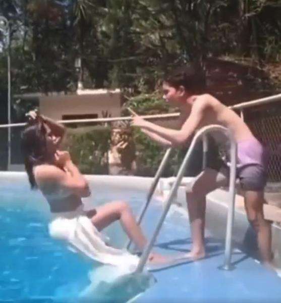Bukannya bergaya, si model malah menjatuhkan diri ke kolam.