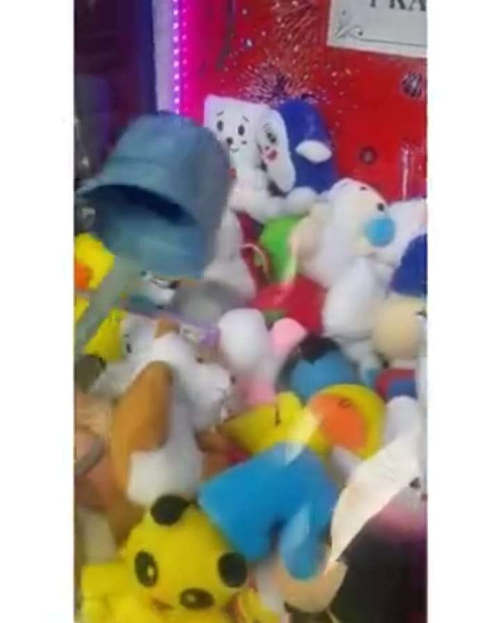 Mengambil Boneka Pakai Gayung
