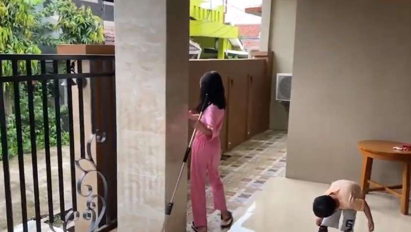 Teras rumah Meggy Wulandari