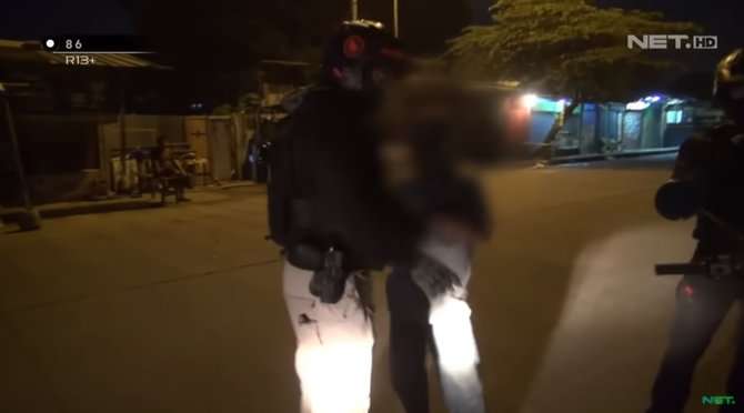 Pria mesum di dekat tembok