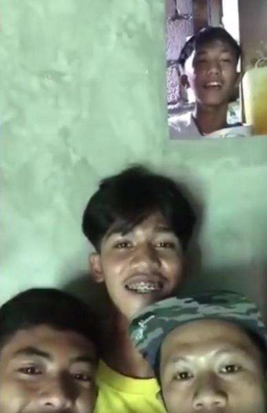 4 remaja tampak lagi asyik video call dengan seorang temannya.