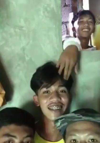Tiba-tiba tangan yang diajak video call keluar dari layarnya.