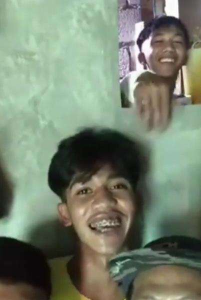 Semua pun ngakak melihat aksi iseng remaja ini.
