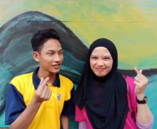 Ketika sudah SMA, Lofa makin dekat dengan sang guru keseniannya.