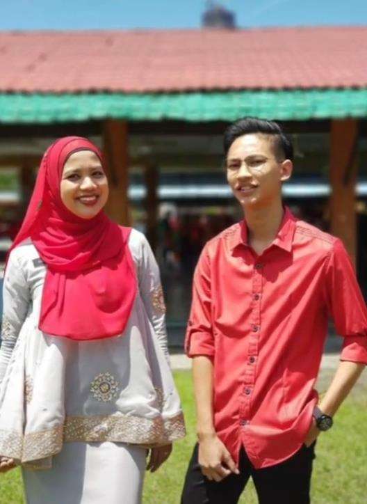 Lofa akhirnya memberanikan diri melamar guru keseniannya.