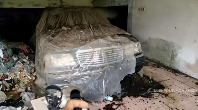 Mobil di garasi terbengkalai Mobil di garasi terbengkalai