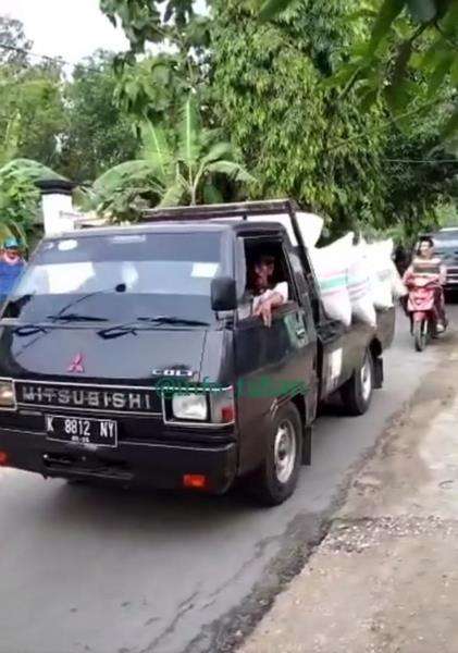 Terdapat 7mobil pickup berisi berkarung-karung gabah.