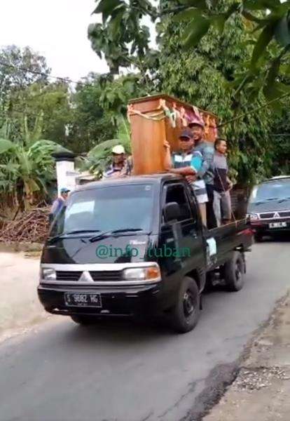 Rombongan mempelai pria juga membawa bermacam-macam perabotan.