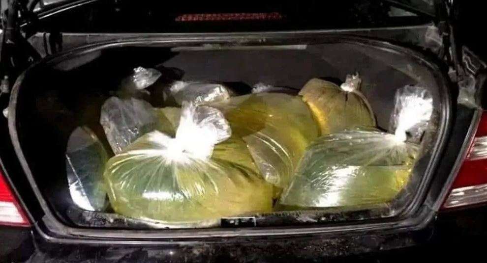 bensin disimpan di kantong plastik.