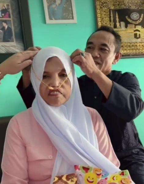 Bibir semakin ketarik ke atas karena kalung tidak muat.