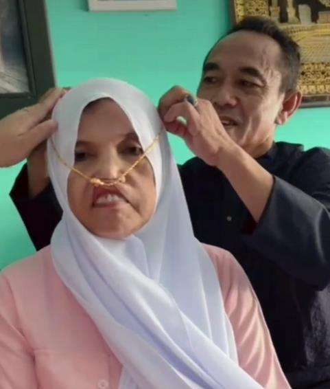 Bibir istri makin ketarik ke atas.