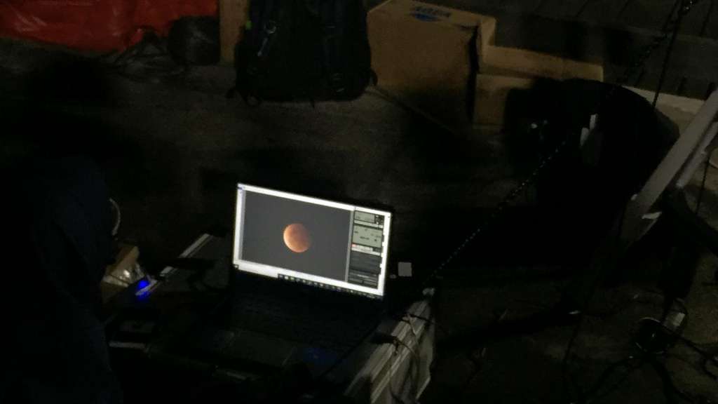 Gerhana Bulan terlihat di Ancol