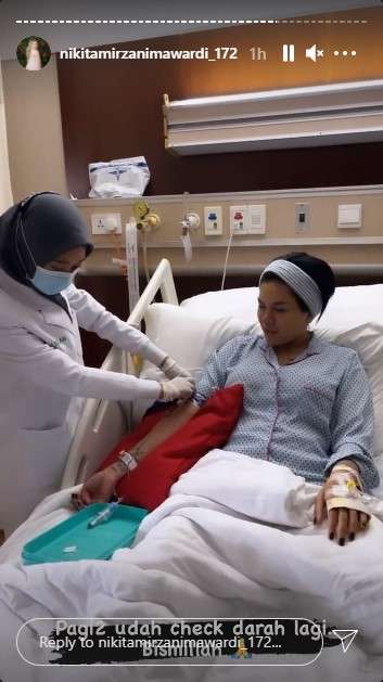 Nikita dilarikan ke rumah sakit