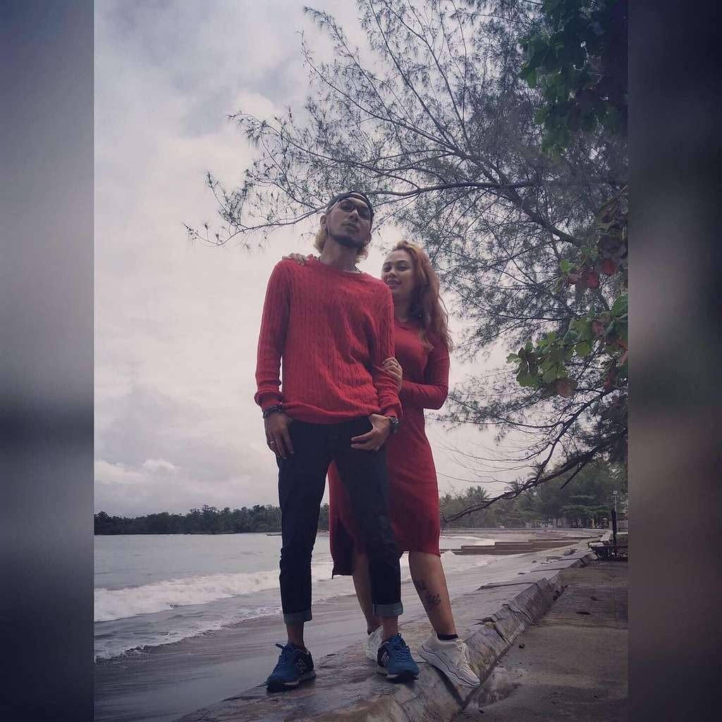 Norman Kamaru dan istrinya
