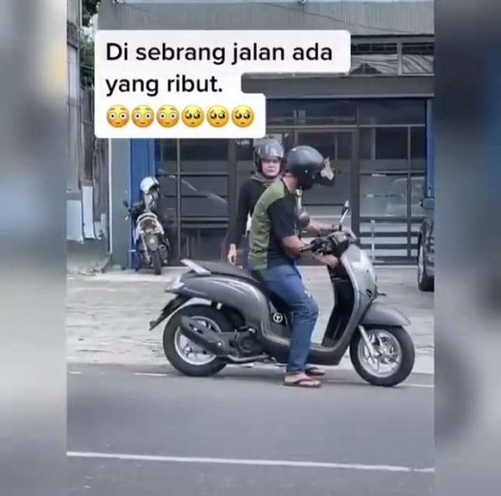 Wanita Diturunkan Pacarnya di Pinggir Jalan