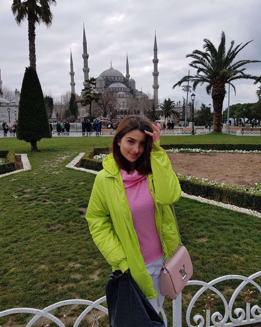 Sepupu Zaskia Sungkar, Sarah Samantha