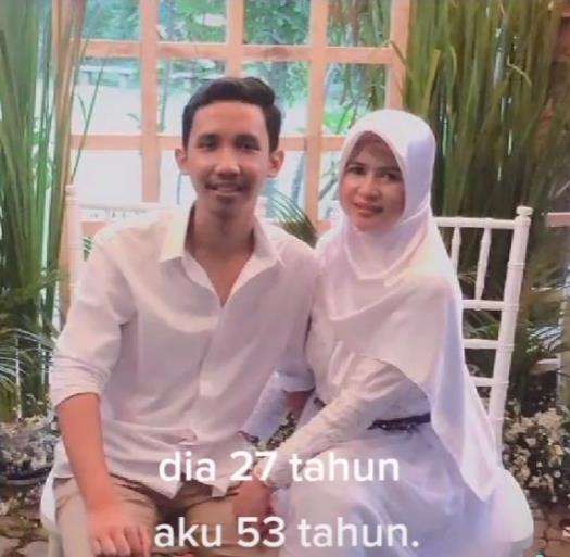 Wanita asal Magetan, Jawa Timur, pamer brondong.