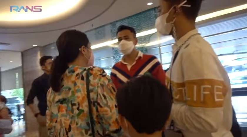 Raffi Ahmad telat temani Gigi ke dokter kandungan Raffi Ahmad telat temani Gigi ke dokter kandungan