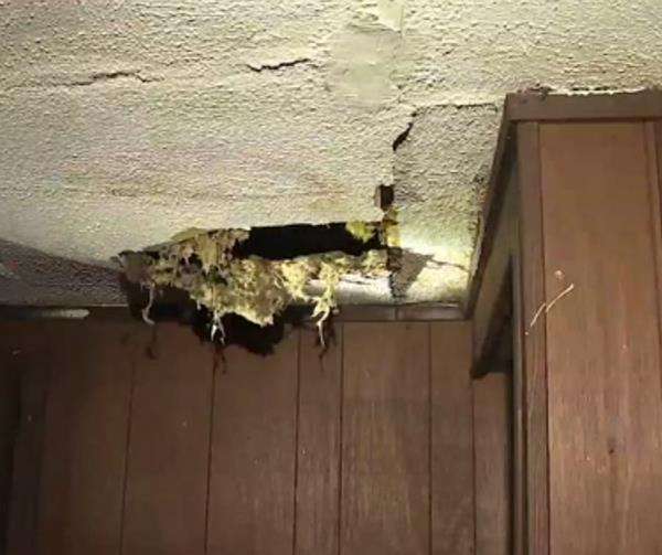 Rumah kontrakan jebol, pemilik tak peduli.