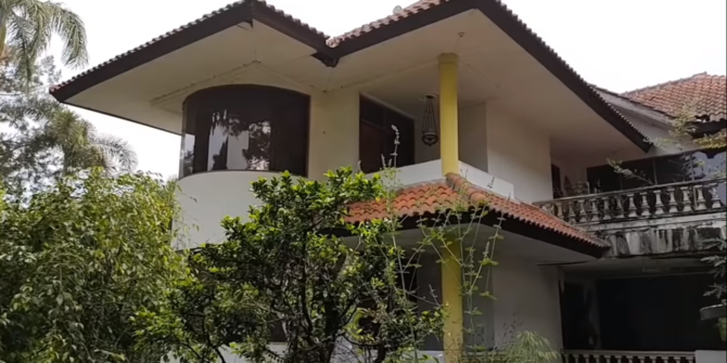 Rumah mewah terbengkalai