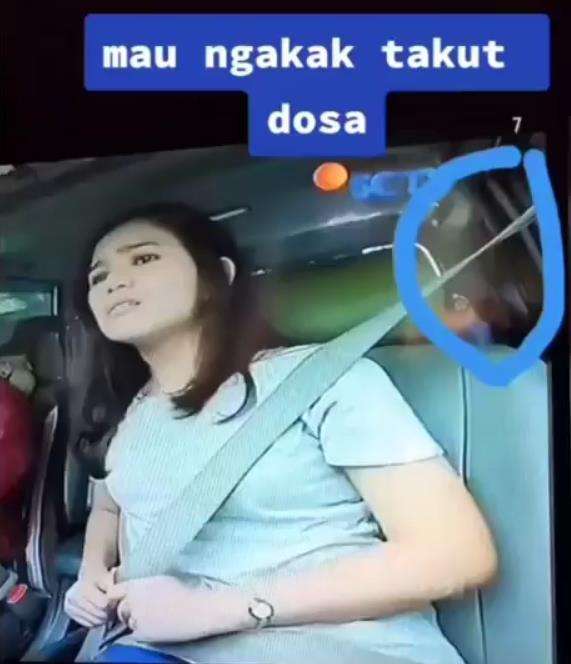 Awalnya sopir mobil cewek ini pakai baju merah.