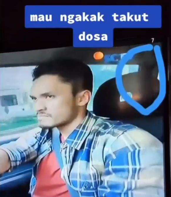 Tapi kok tiba-tiba sopirnya berubah pakai kemeja kotak-kotak biru?