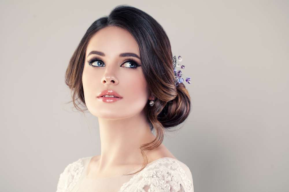 Perhatikan Makeup dan Gaya Rambut