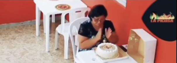 Tampak kue ulang tahun lengkap dengan lilin terhampar di meja.