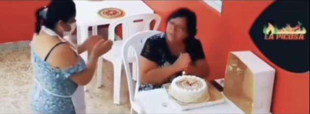 Tiba-tiba orang datang ikut merayakan ulang tahun ibu itu.