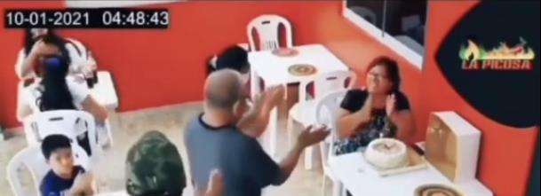 Mereka juga memberikan pelukan hangat untuk ibu tersebut.