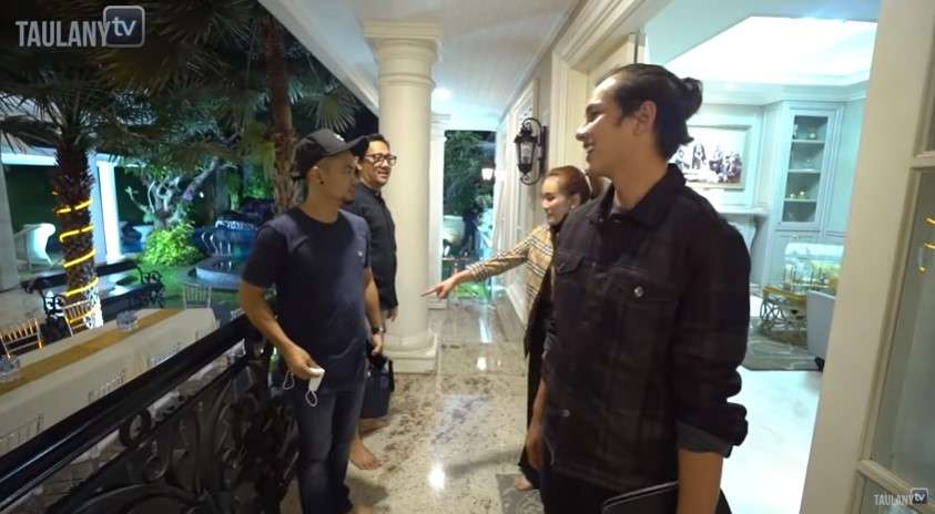 Ayu Ting Ting di rumah Andre Taulany