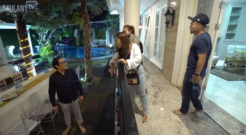 Ayu Ting Ting di rumah Andre Taulany