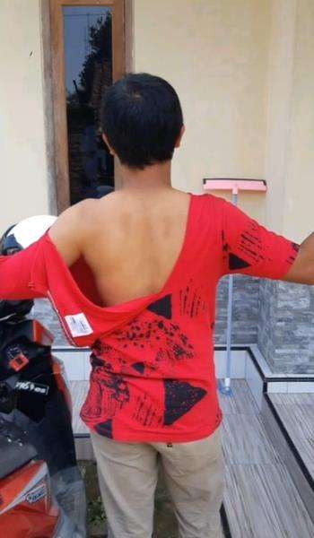 Bajunya robek cukup lebar di bagian bahu.
