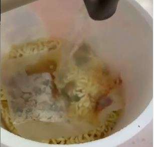Siram bumbu dengan air panas