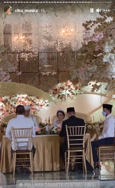 Kedua Mempelai Mendengarkan Ayat Suci dengan Khidmat