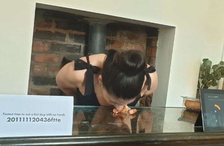 Leah saat memecahkan rekor makan hot dog