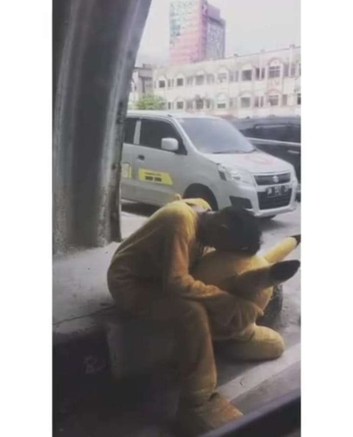 Pria Menjadi Badut di Jalan