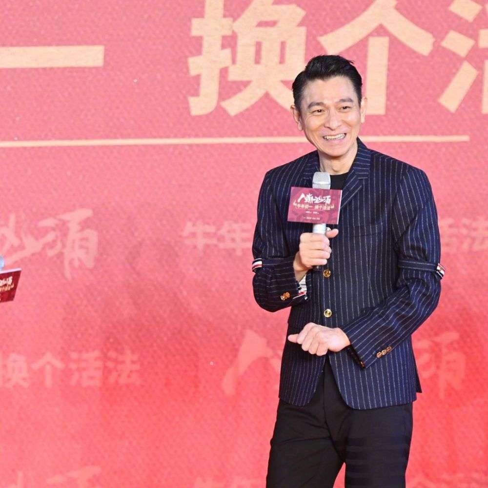 Andy Lau Tampil Menawan dengan Gaya Formal